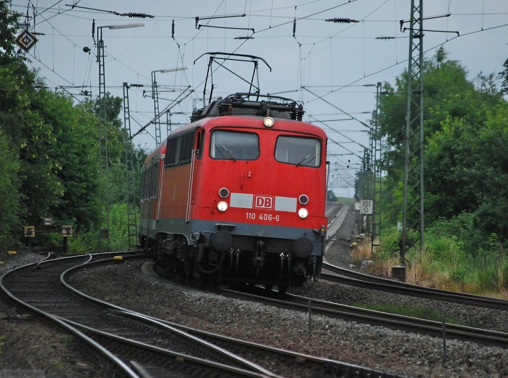 Grauer Betriebsalltag auf der Main-Weser-Bahn. 110 406-6 nhert sich mit RB 15339 Gieen-Friedberg der engen Kurve in Butzbach (28. Juni 2009). Hier in voller Pracht der 1024er-Bilder.