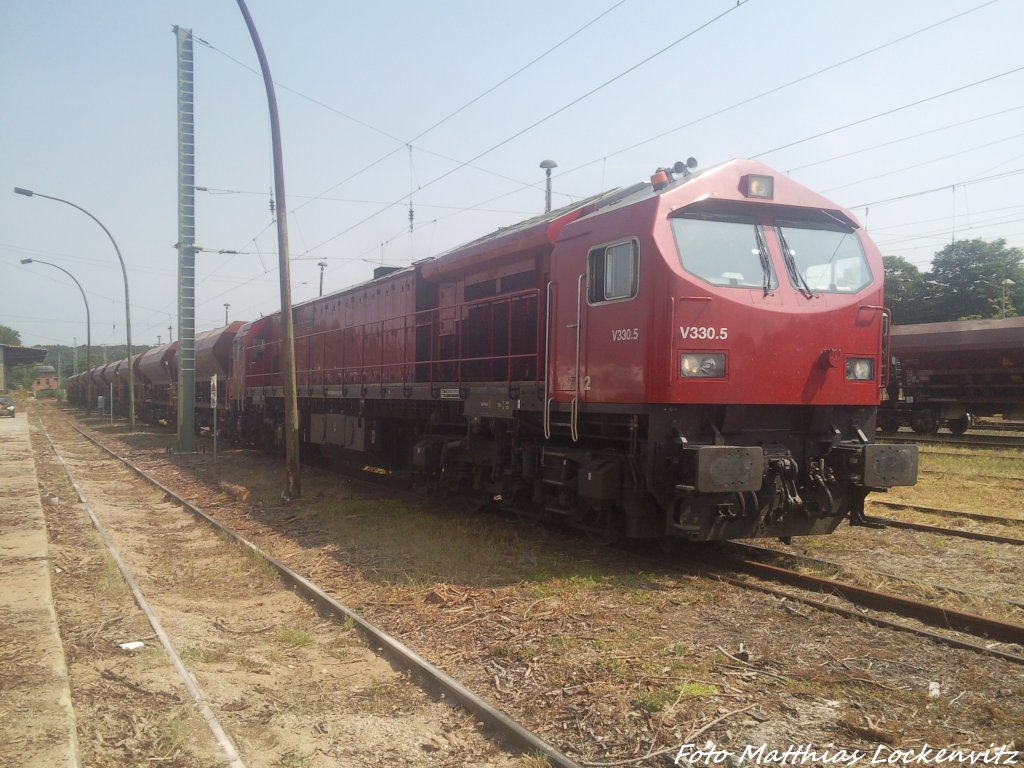 Hvle BlueTiger V330.5 beim Rangieren im Bahnhof Bergen auf R�gen am 27.7.13