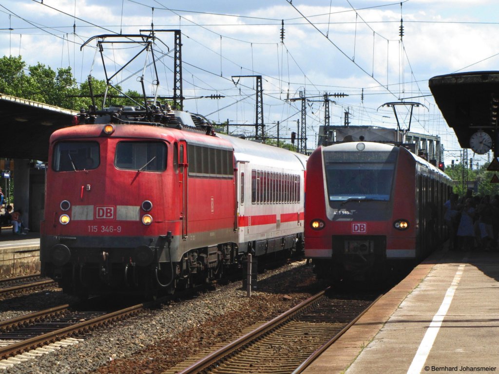 IC 2862 nach Bonn berholt mit 115 346-9 an der Spitze den RE8 in Kln Deutz. Juli 2010