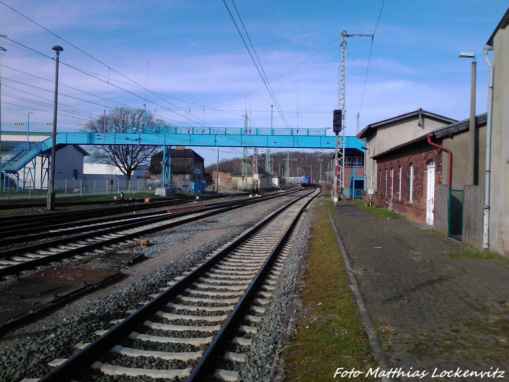 In weiter ferne kommt SRI 151 170 aus Lancken bei der Einfahrt in den Bahnhof Bergen auf R�gen am 19.4.13