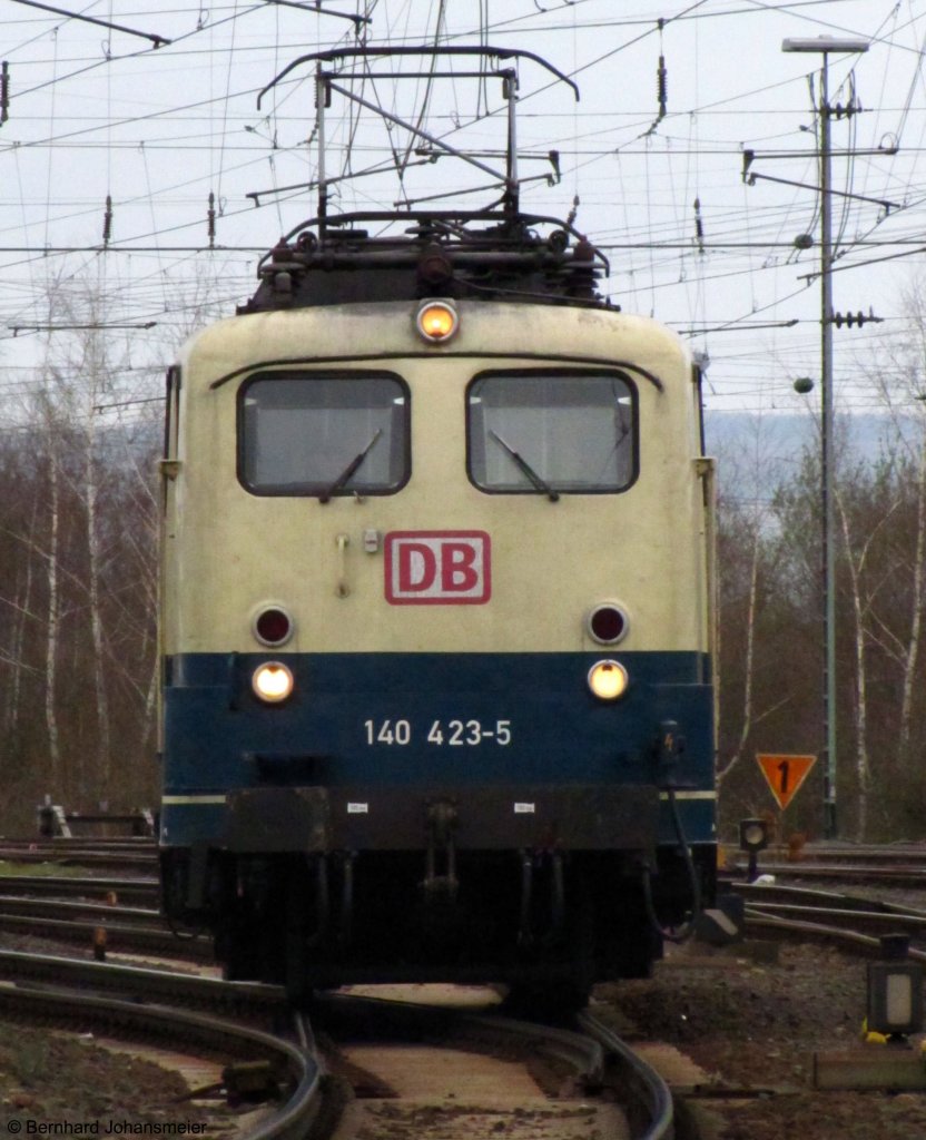 Ins Museum gehrt die letzte betriebsfhige beige-blaue Lok der Baureihe 140 (noch) nicht, trotzdem fuhr 140 423-5 zur Freude vieler Eisenbahnfreunde bei der Lokpare in Koblenz Ltzel mit. April 2010