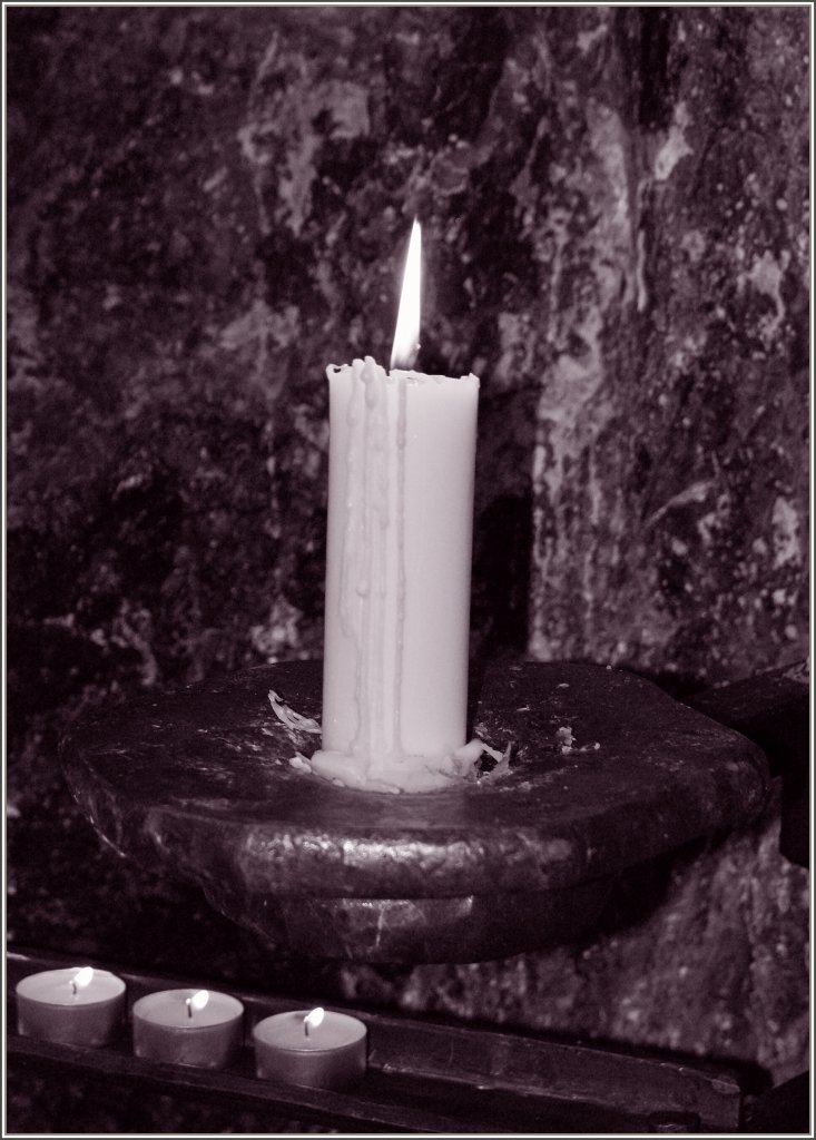 Kerzenlicht in der Felsenkirche, in Helsinki.
(29.04.2012)