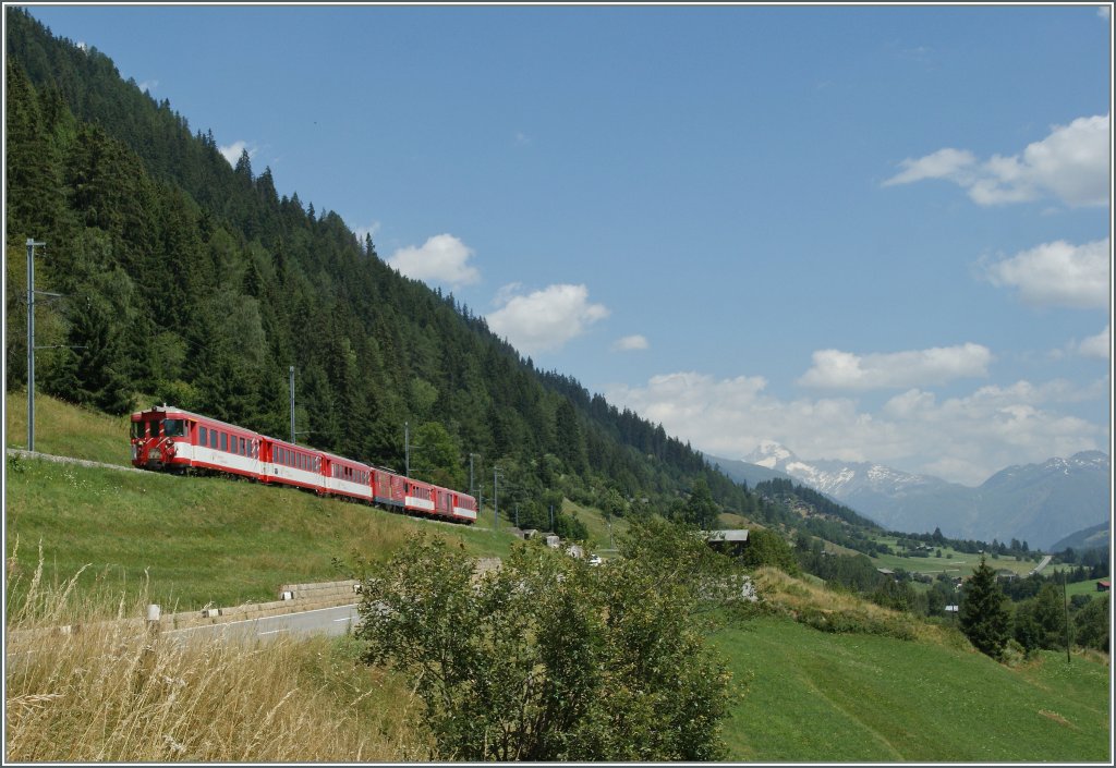 MGB Regionalzug im Goms oberhalb von Fiesch.
5. Aug. 2013