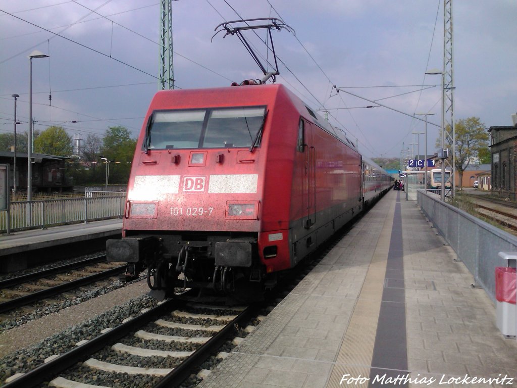 Mit 15 Minuten Versp�tung kam 101 029-7 mit dem InterCity mit ziel Ostseebad Binz im Bahnhof Bergen auf R�gen an am 8.5.13