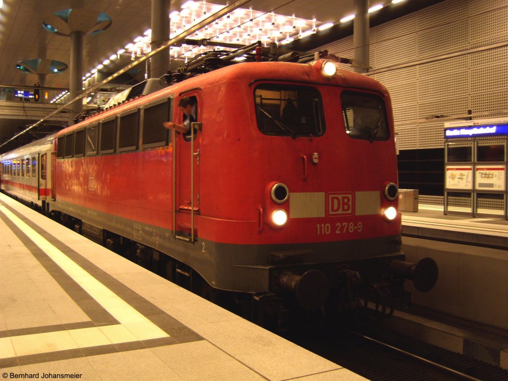 Mit dem Leerpark fr einen Streiksonderzug ist 110 278-9 aus Rummelsburg im Berliner Hbf angekommen. Bevor es weiter geht, wird die Lok umgesetzt. September 2008