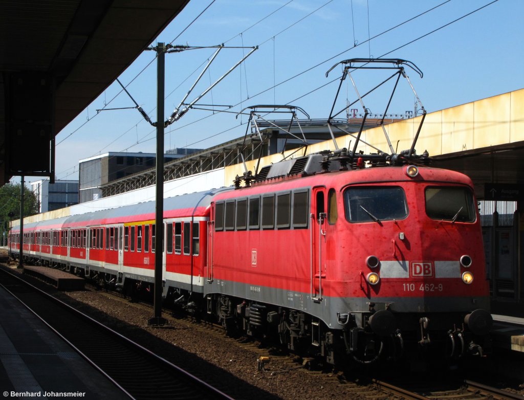 Mit dem RE von und nach Wolfsburg wendet 110 462-9 gerade in Hannover. Juni 2011