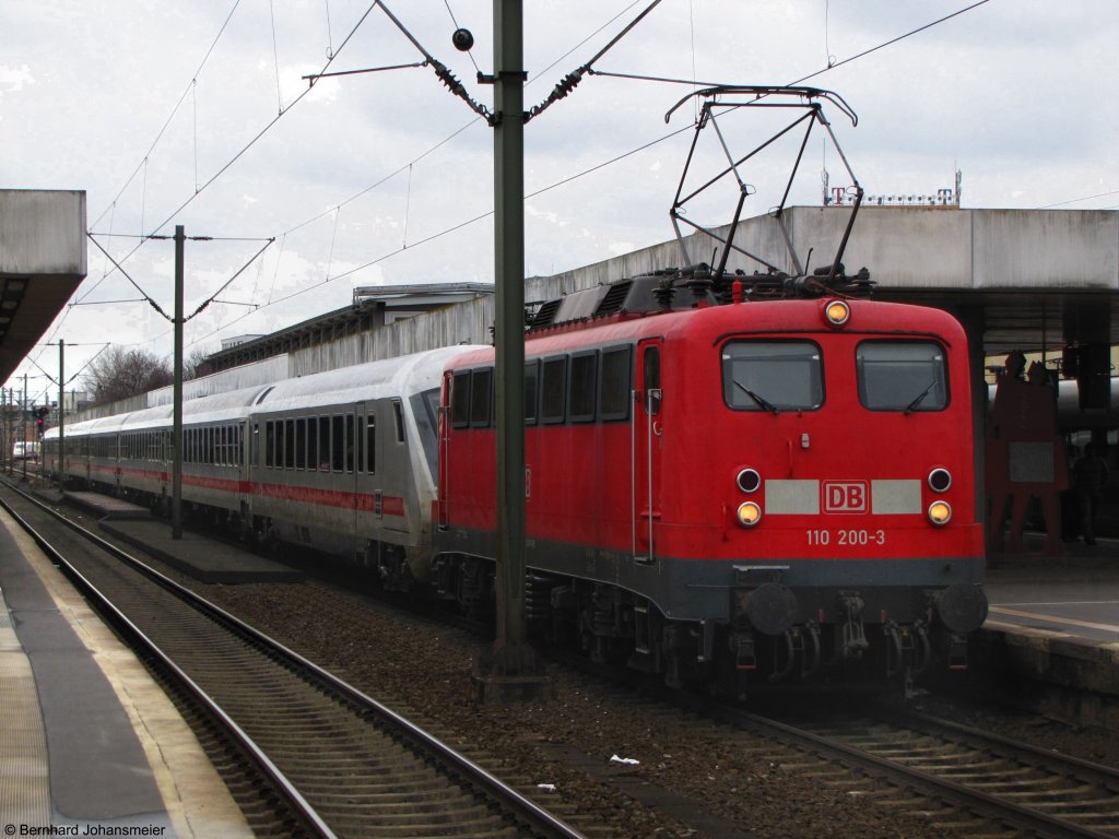 Mit einem ICE Ersatzzug aus Bremen ist 110 200-3 gerade in Hannover angekommen. Mrz 2010