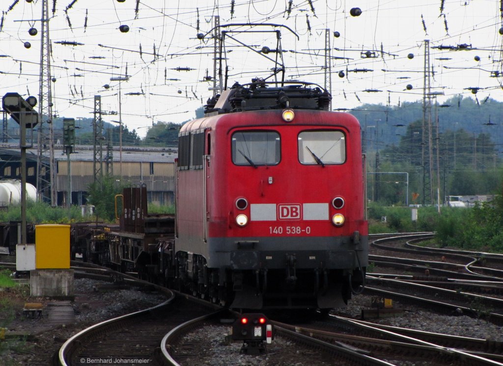 Mit einem leeren Flachwagenzug kommt 140 538-0 aus dem Hammer Rangierbahnhof und passiert den Personenbahnhof Richtung Gtersloh. August 2010