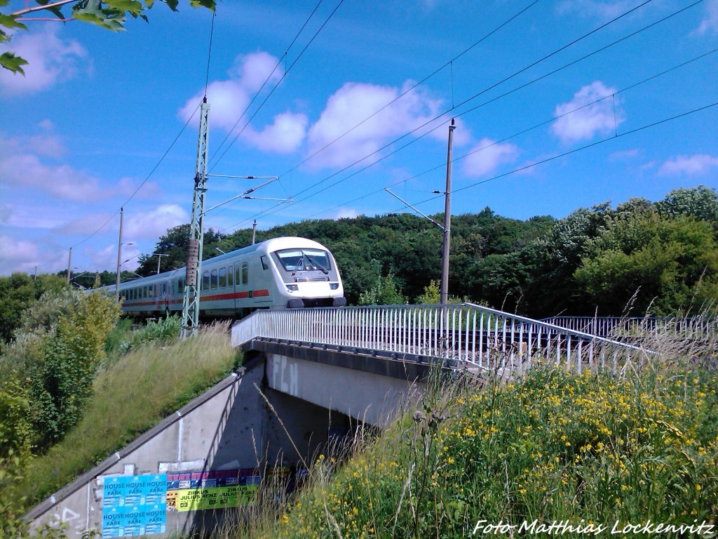 Mit Steuerwagen voraus Kam der InterCity (IC) mit 101 012 am Ende kurz vorm Bahnhof Bergen auf R�gen angefahren am 16.7.13