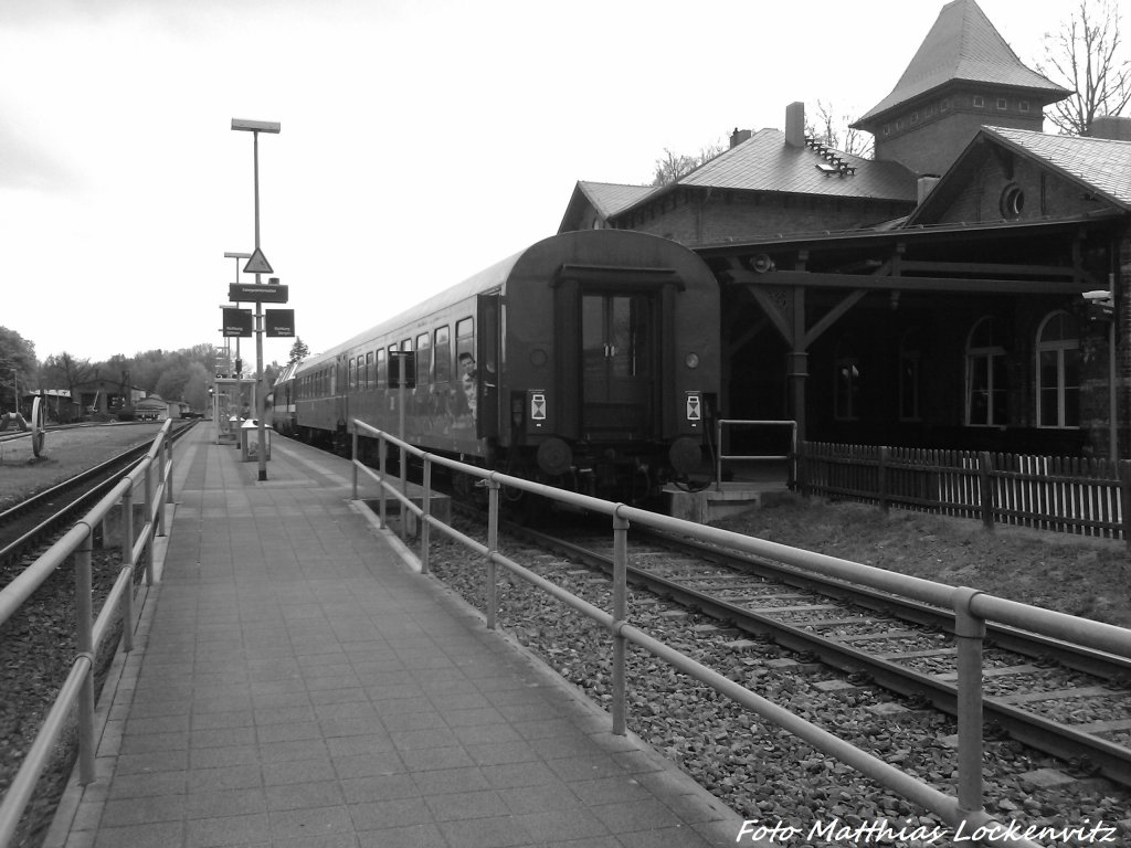 MTEG 118 770-7 beim Rangieren im Bahnhof Putbus am 10.5.13 / Foto im Klassischen DDR Style Schwarzwei�