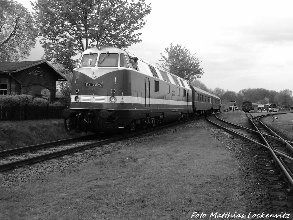 MTEG 118 770-7 beim Rangieren im Bahnhof Putbus am 10.5.13 / Foto im Klassischen DDR Style Schwarzwei�