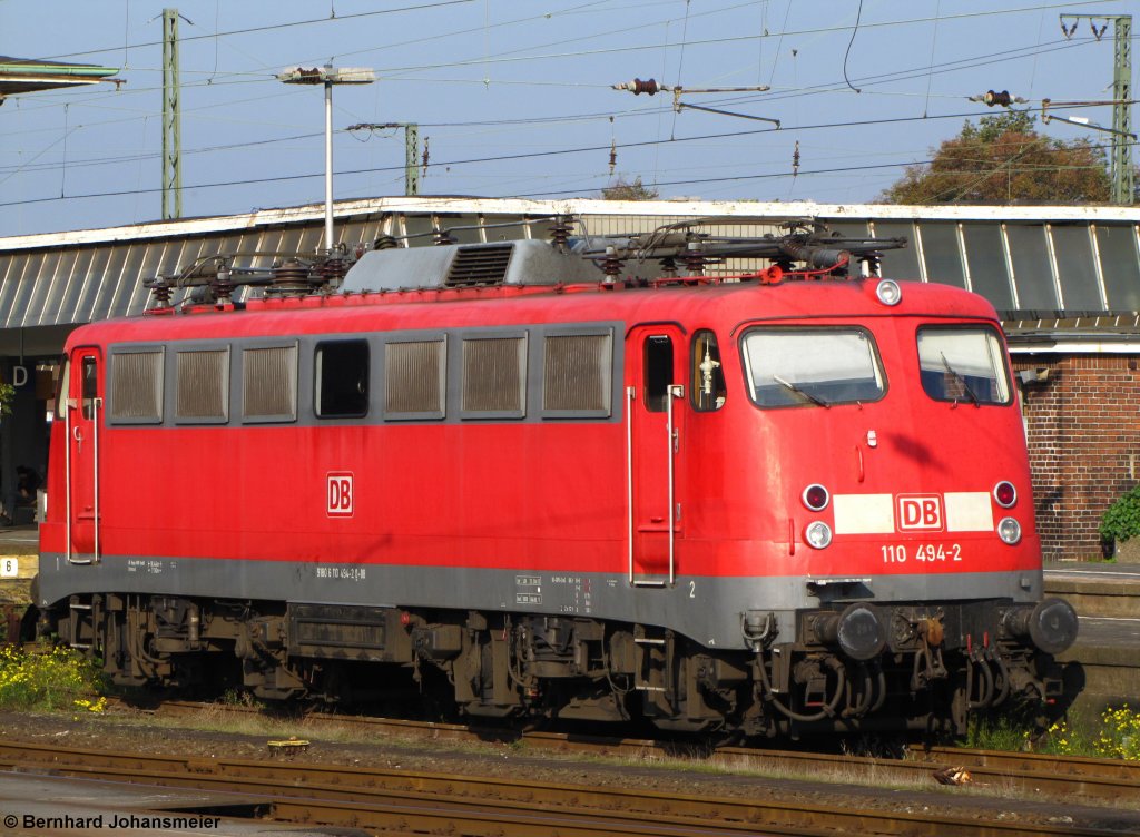 Nach der bergabefahrt von und nach Hamm steht 110 494-2 am Nachmittag wieder in Mnster. Oktober 2010