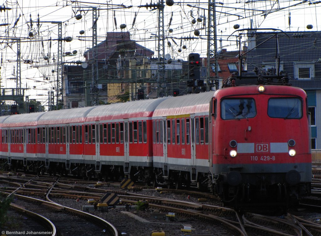 Nachdem 110 429-8 den RE 11376 nach Kln geschoben hat, zieht sie den Zug leer vom Klner Bbf nach Deutzerfeld. Juni 2011