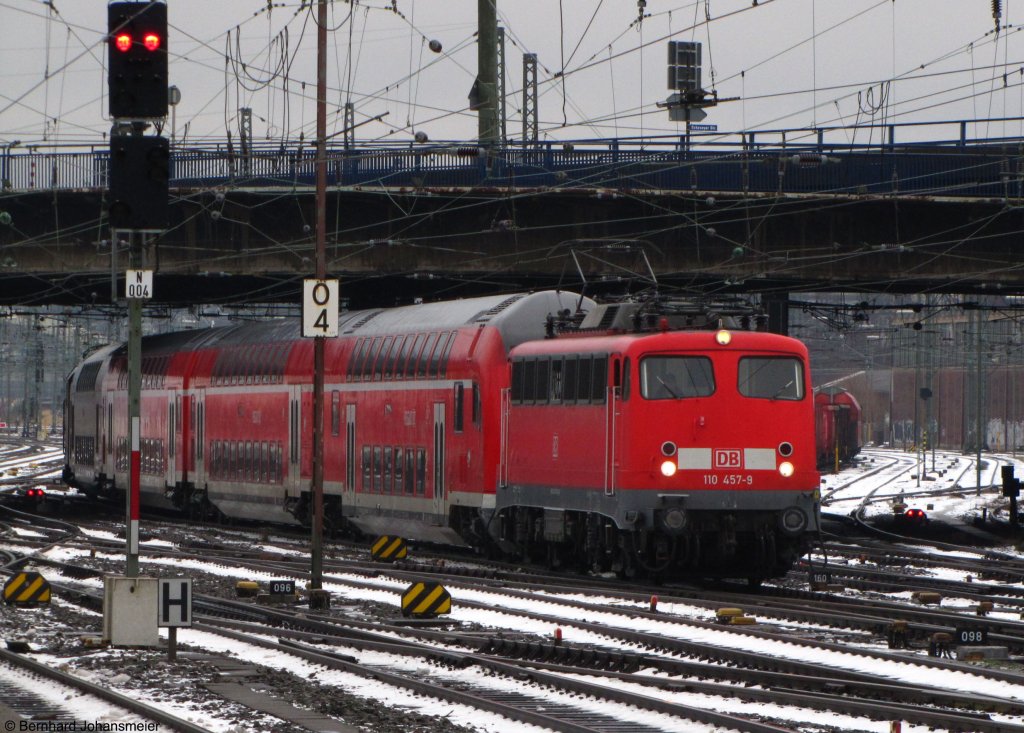 Nachdem 110 457-9 im Jahr 2009 in Sddeutschland im Ersatzverkehr fr die BR 440 zum Einsatz kam, kam sie im Dezember 2009 wieder zurck nach Dortmund. Eine der ersten  neuen  Aufgaben in NRW bestand darin, einen liegen gebliebenen RE7 in Hagen abzuschleppen.