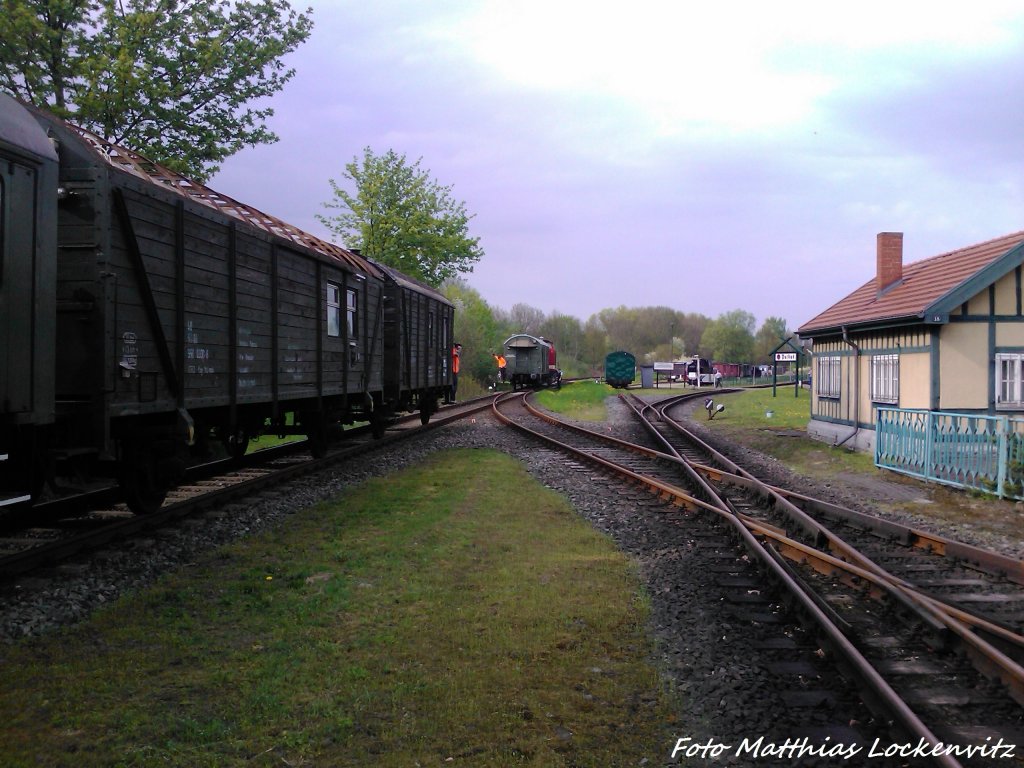 Nun Rangiert 112 565-7 (DB 202 565-8) einen Wagen in Putbus aufs Abstel�lgleis am 10.5.13