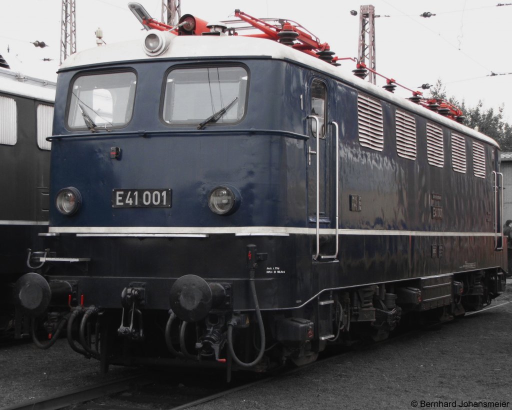 Obwohl die Baureihe 141 ausschlielich im Nahverkehr zum Einsatz kam, erhielt E40 001 als Museumslok die blaue Fernverkehrlackierung der 60er Jahre. Osnabrck, September 2010