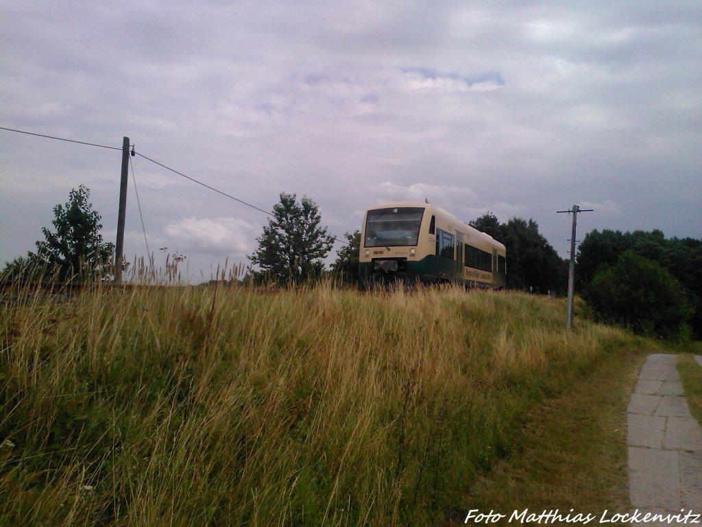 PRESS 650 032-4 unterwegs nach Bergen auf R�gen / hier bei der Vorbeifahrt am Gewerbegiet am 4.8.13