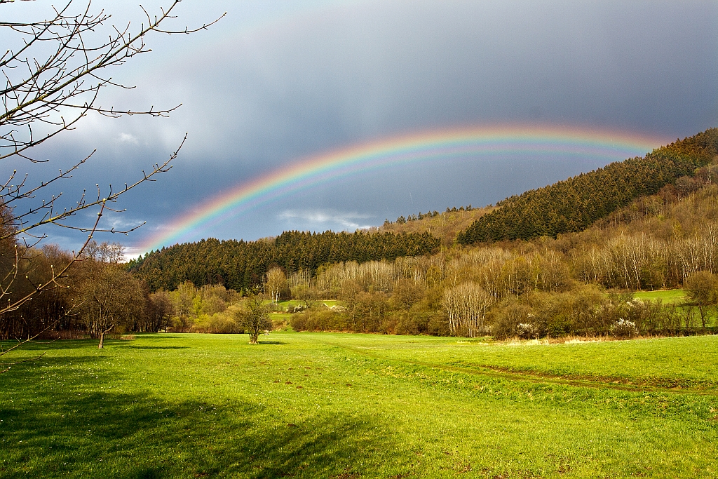 Regenbogen �ber dem Hellertal am 24.04.2012 bei Herdorf-Sassenroth.
Einfach nur Aprilwetter gerade Sonnenschein und einen Moment sp�ter wieder Regen.
Dieser Regenbogen soll Euch in den Urlaub aber auch wieder gesund und munter zur�ck bringen.
