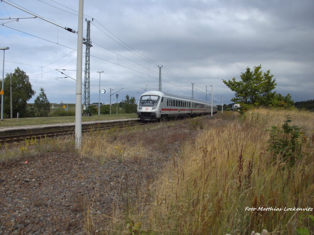 Schlusslicht des Zuges der 101 118-8 bei der Druchfahrt in Altef�hr am 7.8.13