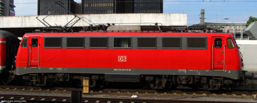 Seitenansicht von 110 468-6 am Verstrkerzug nach Braunschweig in Hannover Hbf. Juli 2010