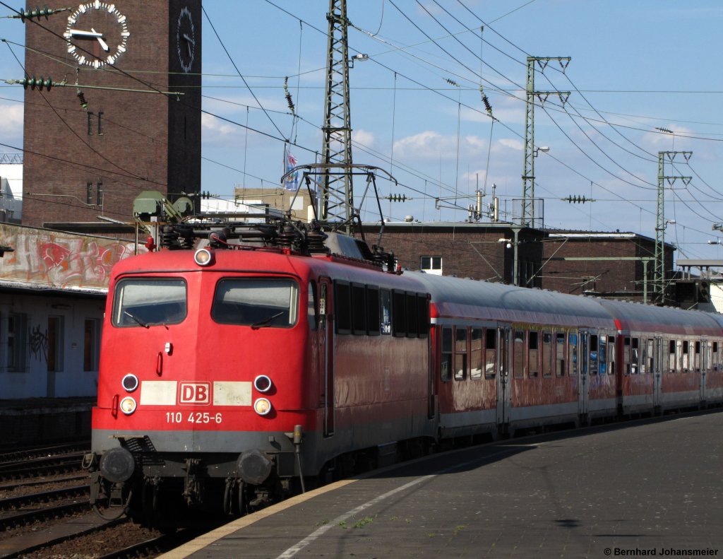 Um 16:44 Uhr zieht 110 425-6 den RE 4 Verstrker nach Aachen aus dem Dsseldorfer Hbf. Juli 2011