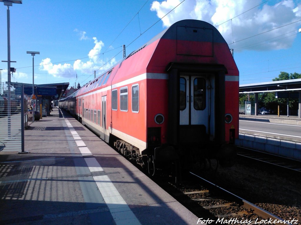 W�hrend 112 133 gegen die 112 182 ausgetauscht wird im Stralsunder Hbf steht der Zug f�r ein Paar Mitnuten ohne eine  112er auf Gleis 5 am 10.6.13
