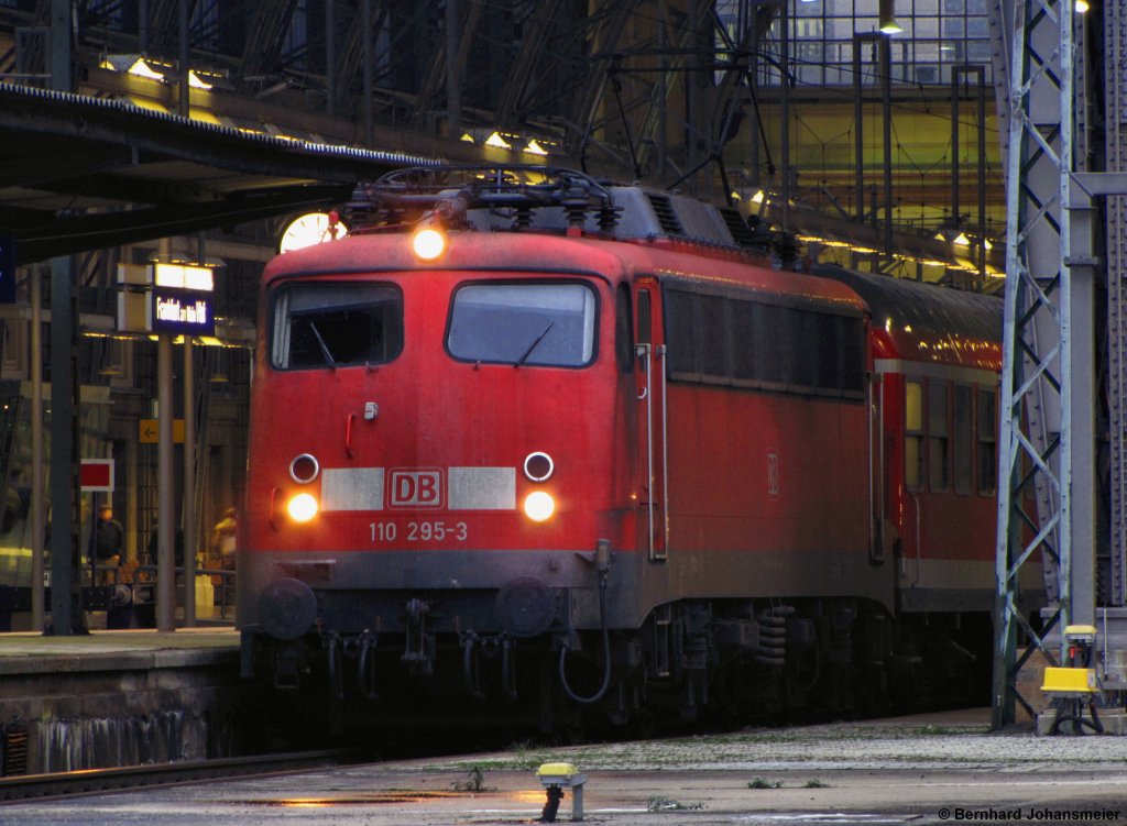 Wenige Tage vor dem Fahrplanwechsel zieht 110 295-3 den RE 12100 von Frankfurt nach Koblenz. Eine Woche spter bernahmen Loks der BR 111 diese Fahrten. Dezember 2010