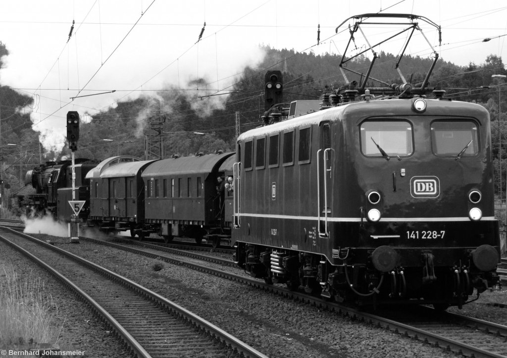Zurck in die 60er Jahre, als sich Dampf- und E-Loks noch begegneten. Diese Szene mit 141 228-7 entstand allerdings im Jahr 2011 beim Altenbekener Viaduktfest.