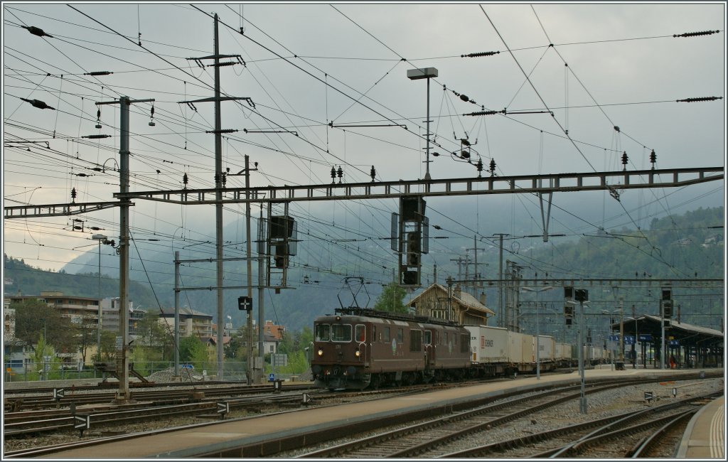 Zwei BLS Re 4/4 mit einem G�terzug verlassen Brig Richtung Norden.
04.05.2013