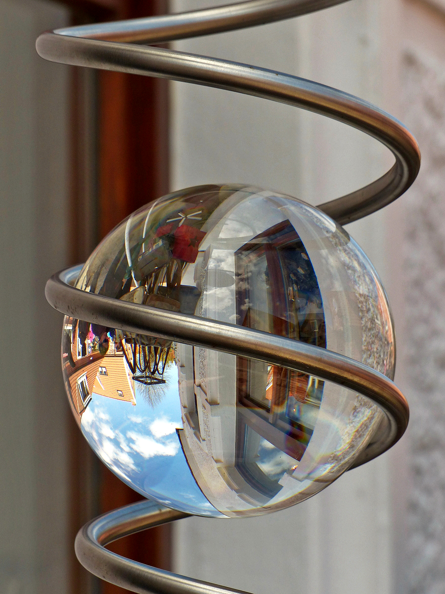 . Die Glaskugel in Greetsiel hat immer noch ihren Reiz. 01.05.2016 (Jeanny)