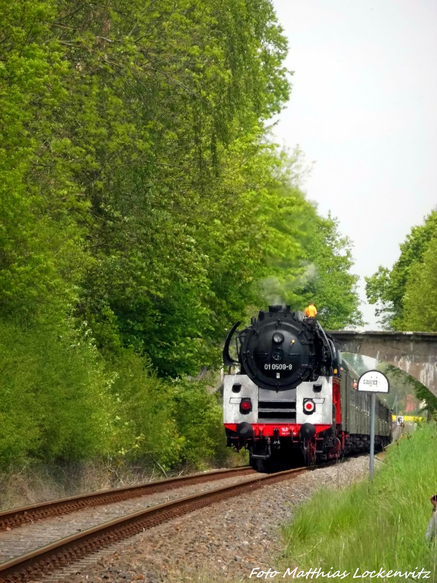 01 0509 am Zugschluss unterwegs nach Bergen auf R�gen und l�sst Putbus hinter sich am 21.5.16