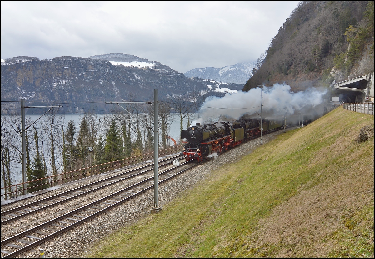 01 202 und 01 1066 mit ihrem Sonderzug M�nchen/Lyss-Locarno bei Sissikon. M�rz 2015.