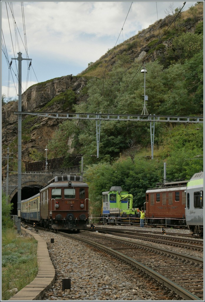 100 Jahre BLS: Die Ae 4/4 251 (Bj 1944) schiebt ihren Pendelzug Richtung Goppenstein.
Ausserberg, den 7. Sept. 2013