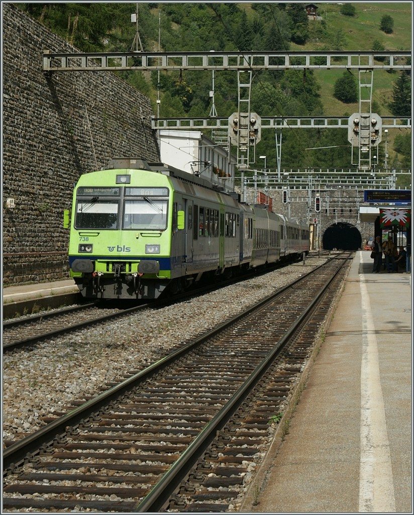 100 Jahre BLS: Die BLS RBDe 565 sind sonst eher im Vorortsverkehr anzutreffen, doch um den 15-Minunten Takt am Jubil�umswochenende sicherzustllen, sah man die Triebz�ge wiedereinmal an der S�drampe.
Goppenstein, den 7. Sept. 2013