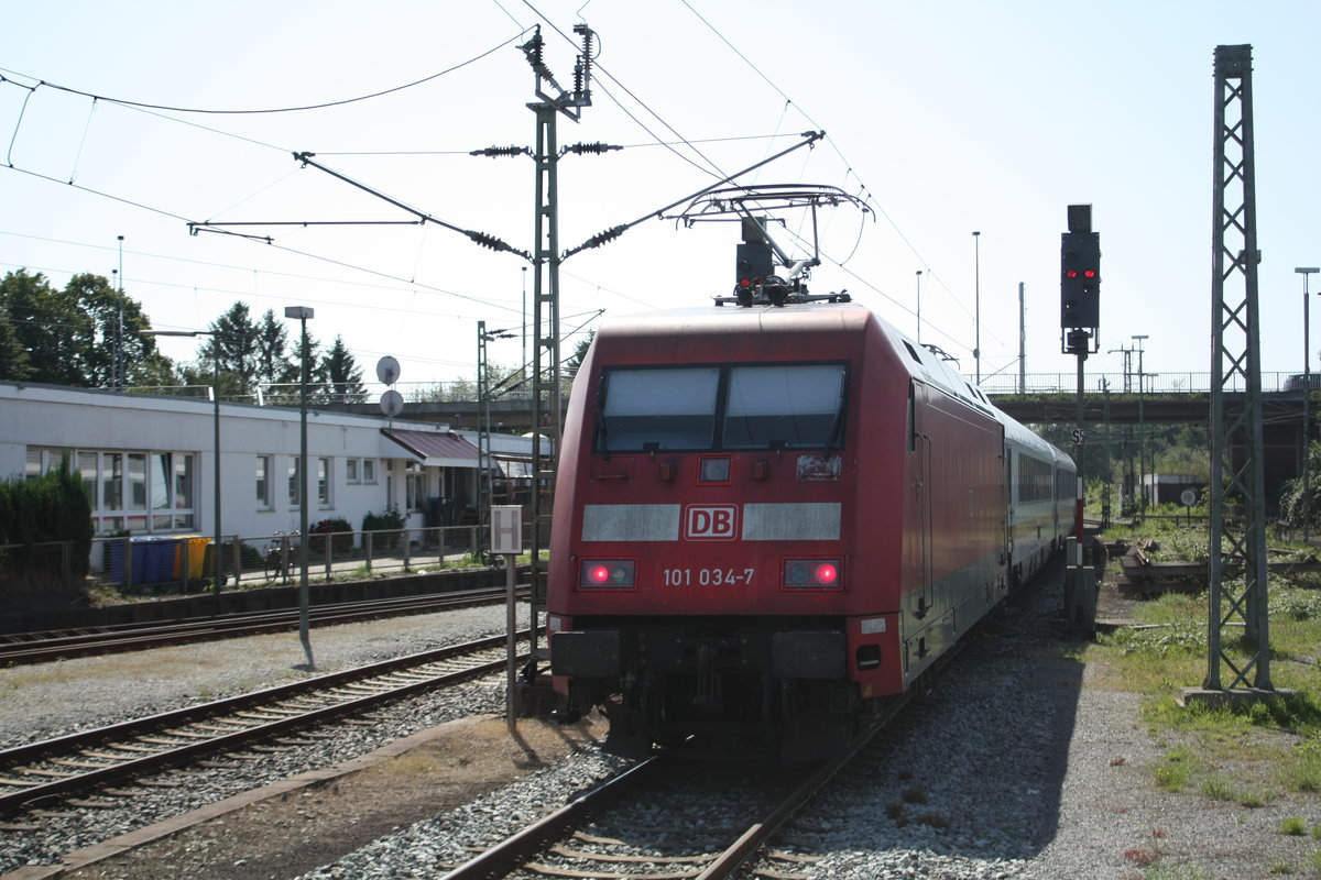 101 034 verl�sst mit einem InterCity den Bahnhof Emden Hbf am 24.8.19