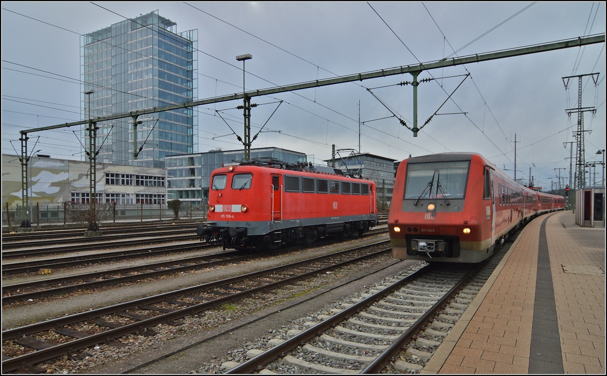 110er-Glück in Singen.

Der Kasten 110 198-4 parkt auf den Gütergleisen des Bahnhofs Singen, daneben fährt 611 045 auf Geleis 5 ein. Singen, Februar 2014.