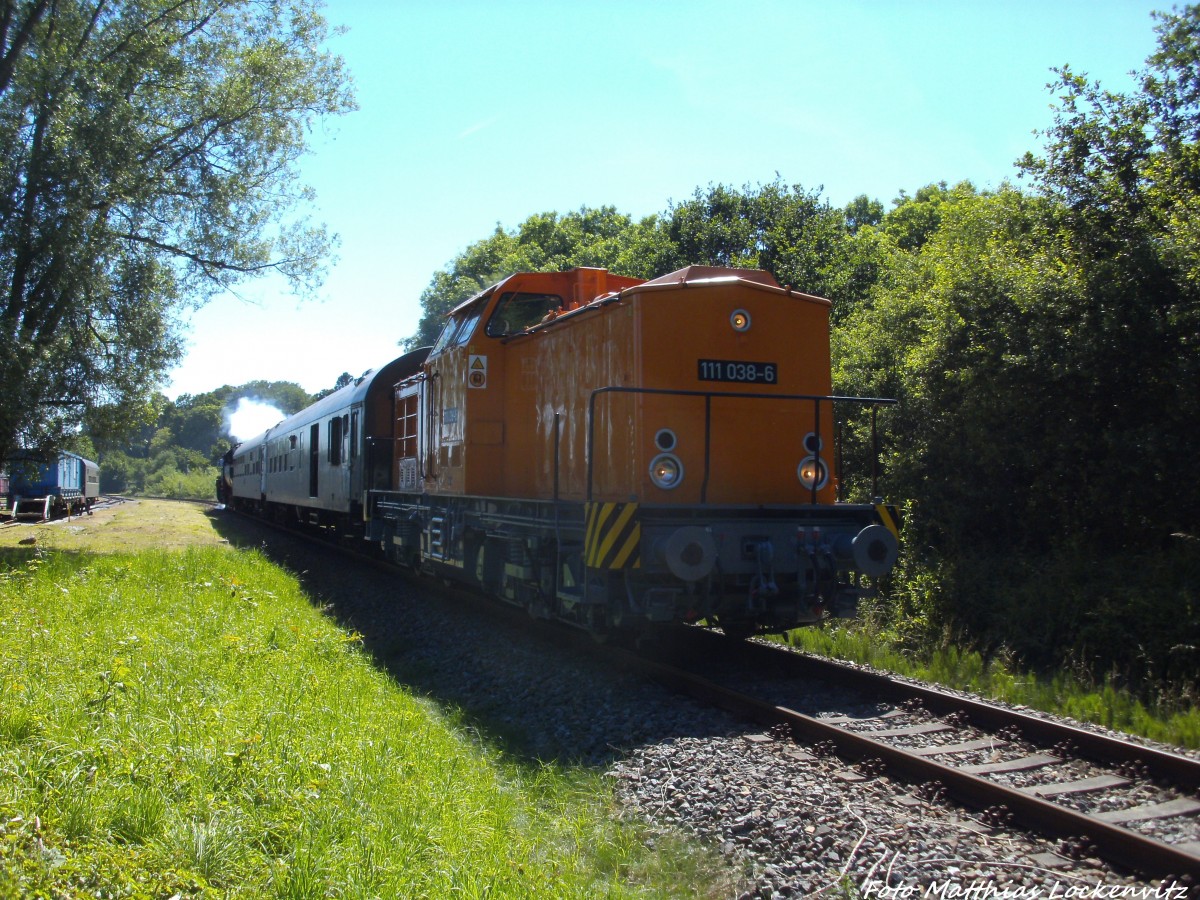 111 038 voraus und 52 8079 als Schlusslicht unterwegs nach Bergen auf R�gen am 15.6.14