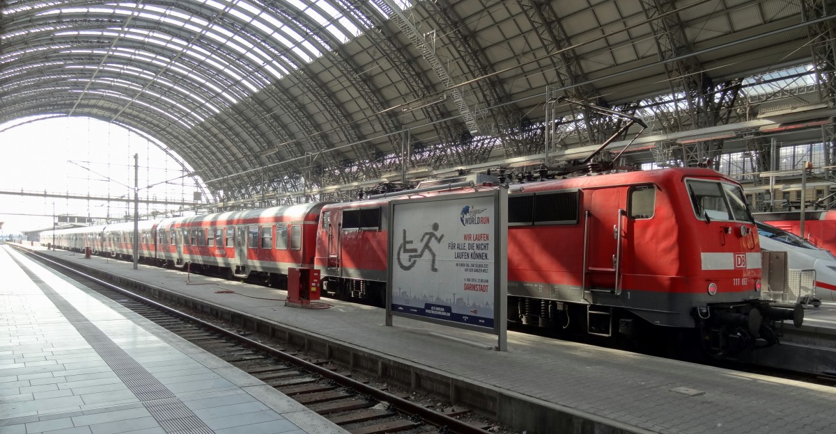 111-063 steht mit einem RE nach Mannheim bereit.
Aufgenommen im März 2014 in Frankfurt(Main) Hbf.