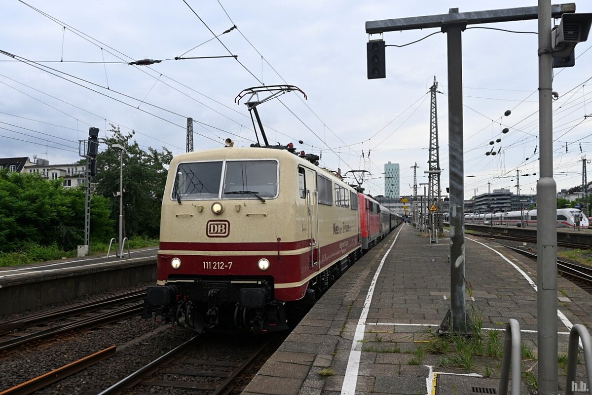 111 212-7 und 111 108-7 standen mit den UEX 1397 in hh-altona,01.07.22













uex 