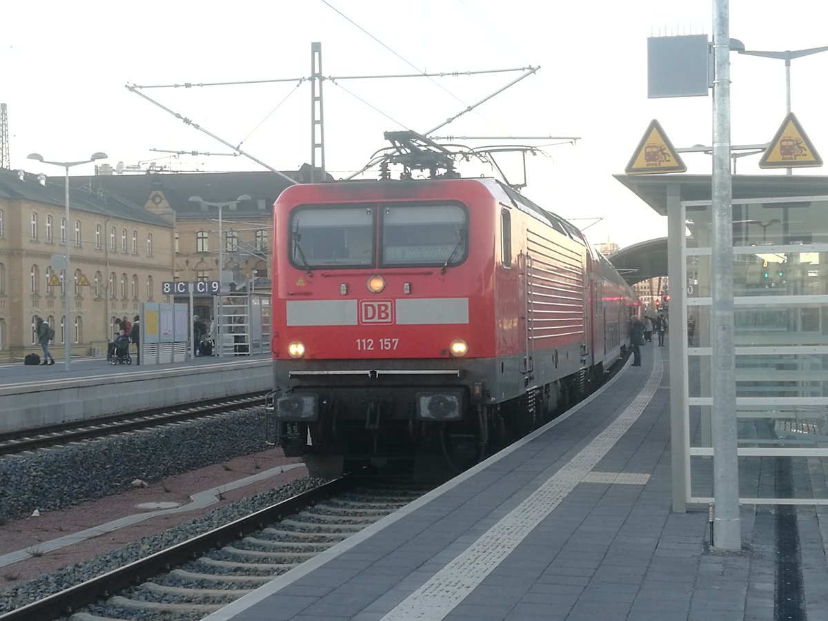 112 157 als RE18 mit ziel Jena-G�schwitz im Bahnhof Halle (Saale) Hbf am 16.2.19