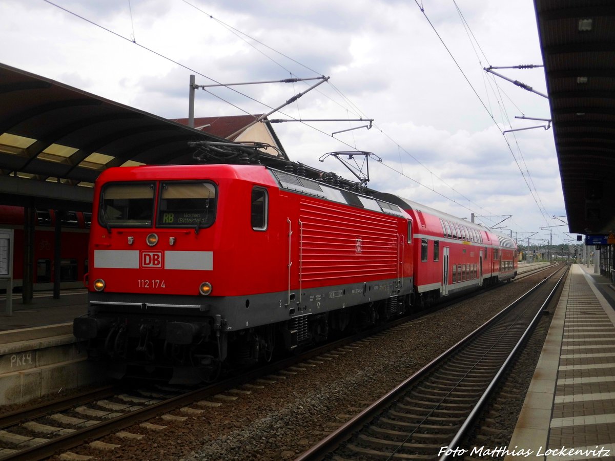 112 174 mit ziel Wolfen (Bitterfeld) im Bitterfelder Bahnhof am 14.7.16