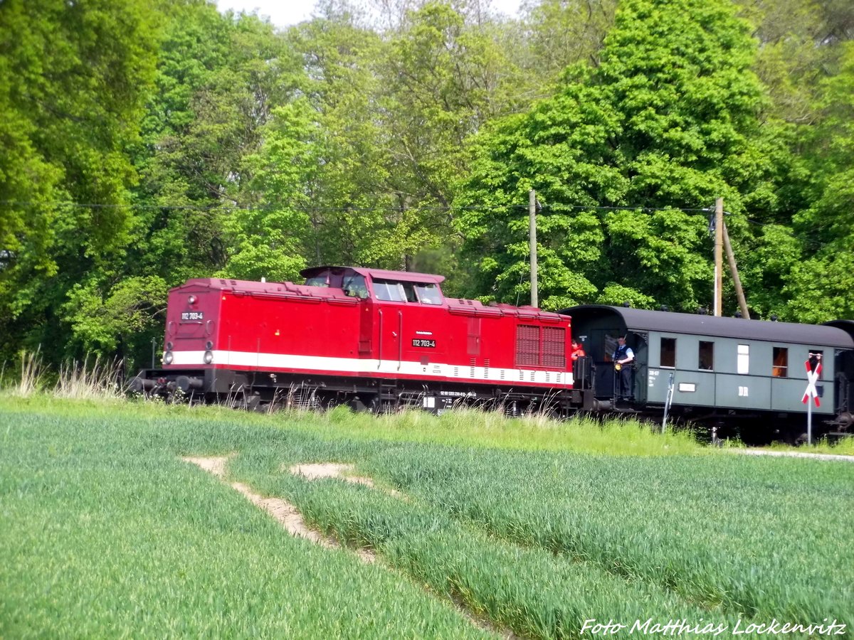 112 703 (203 230) unterwegs nach Bergen auf R�gen. Aufnahme in der n�he von Neklade am 21.5.16