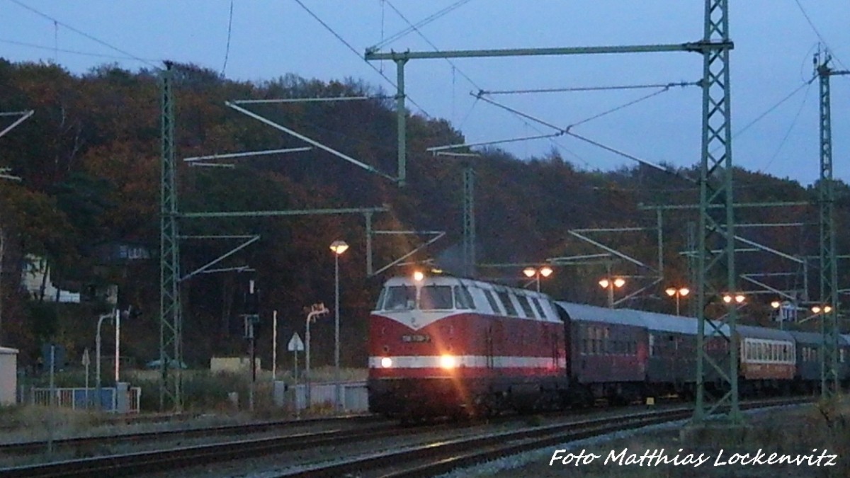 118 770 mit dem Sonderzug bei der durchfahrt in Lietzow (R�gen) am 7.11.15