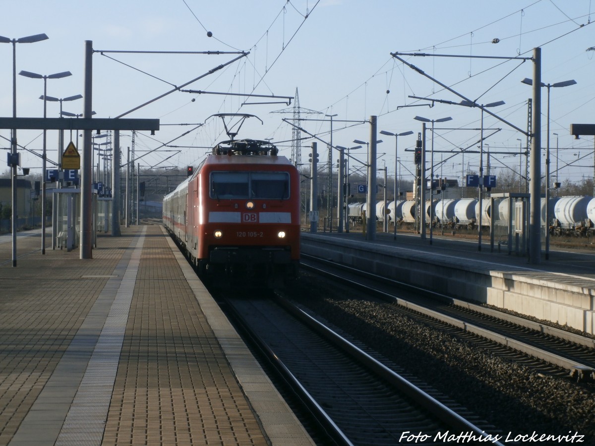 120 105-2 mit einem InterCity von 20 Minuten Versp�tung beim einfahren in den Bahnhof Bitterfeld am 28.2.15