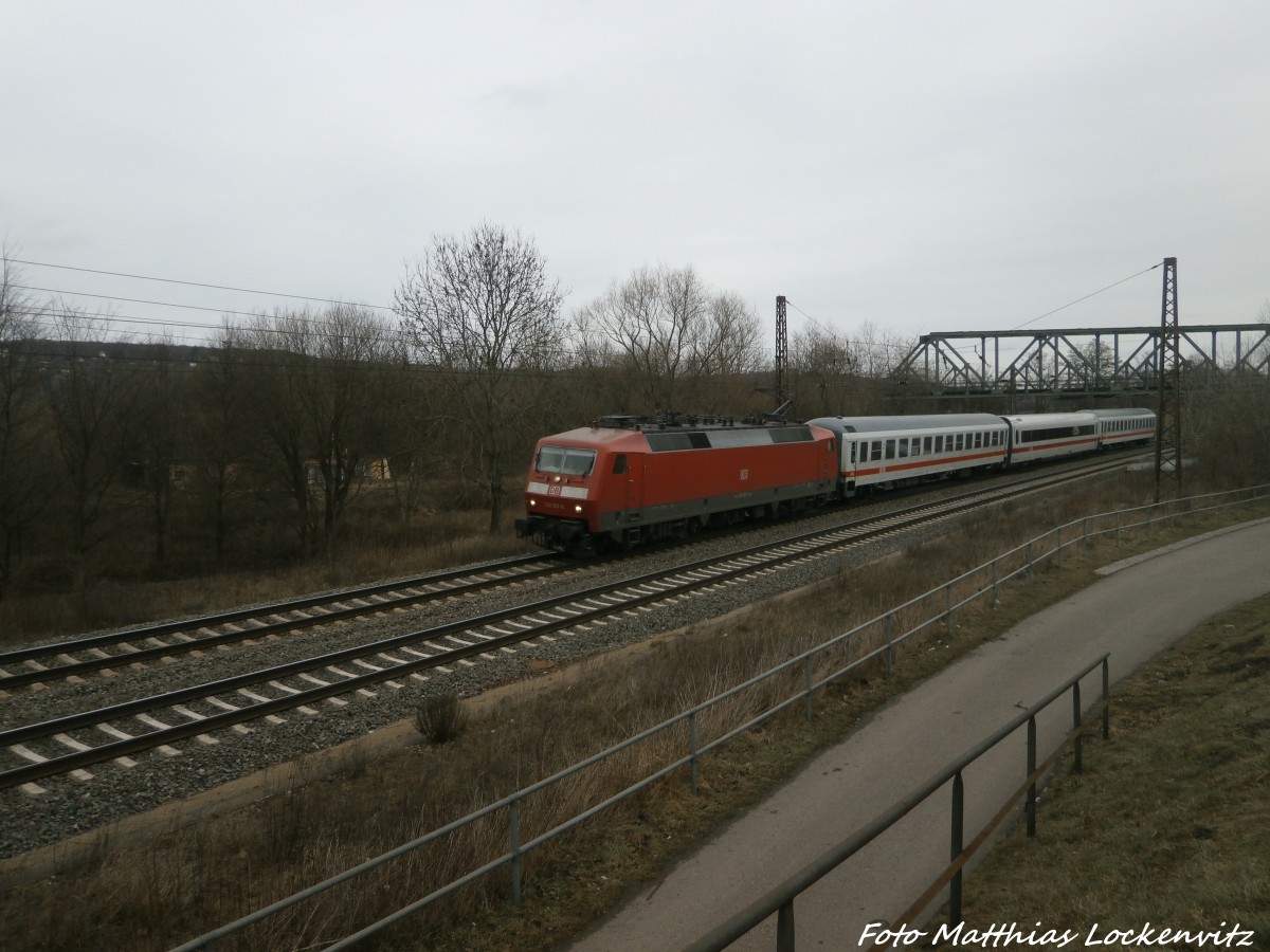 120 108-6 mit einem �berf�hrungszug kurz vo Naumburg (Saale) am 24.2.15