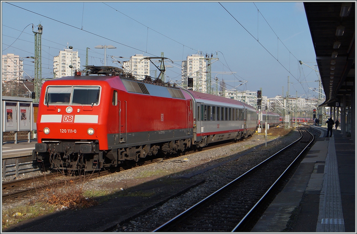 120 111-0 erreicht mit dem EC 119 Stuttgart.
28. Nov. 2014