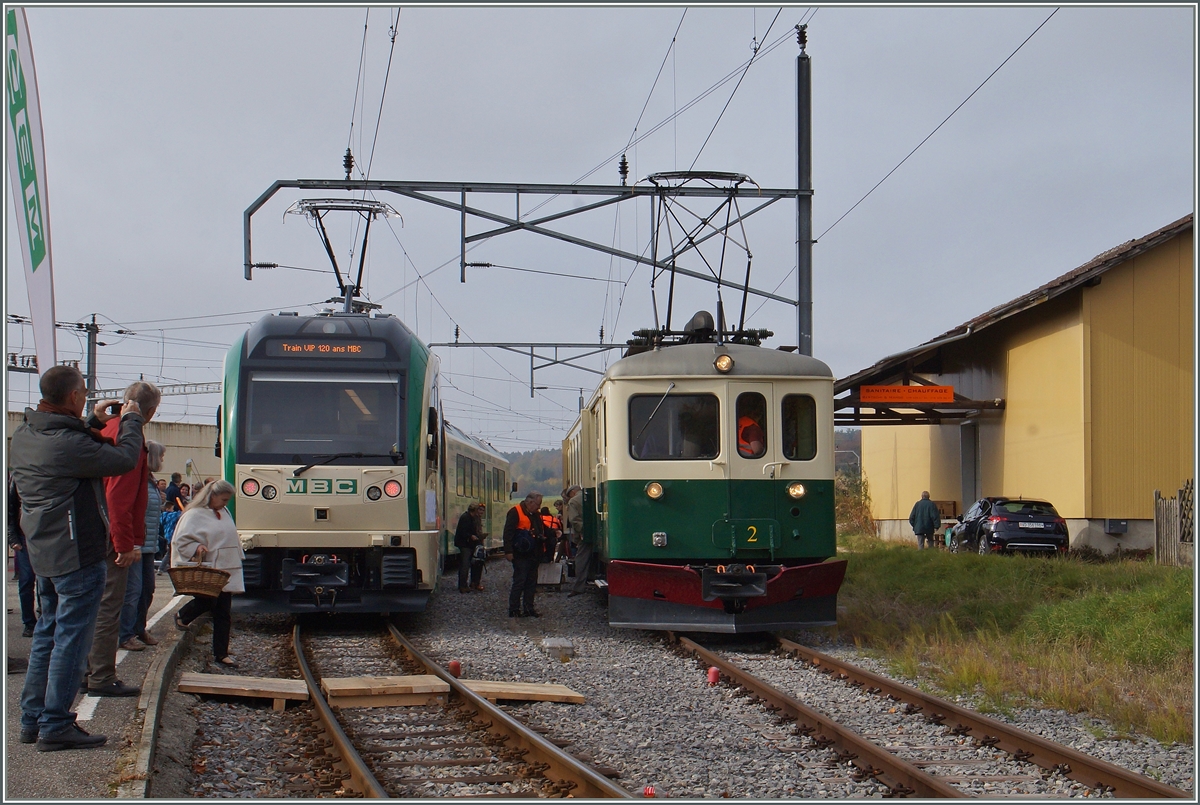 120 Jahre BAM MBC: Der  neue  und der  alte  BAM Zug in Apples - Links die beiden  SURF  Be 4/4 31 und 32, rechts der  historische  BCFe 4/4 N� 2, welcher als Fahrplanm�ssiger Regionalzuug 14 nach L'Isle Mont la Ville fahren wird. 
24. Okt. 2015