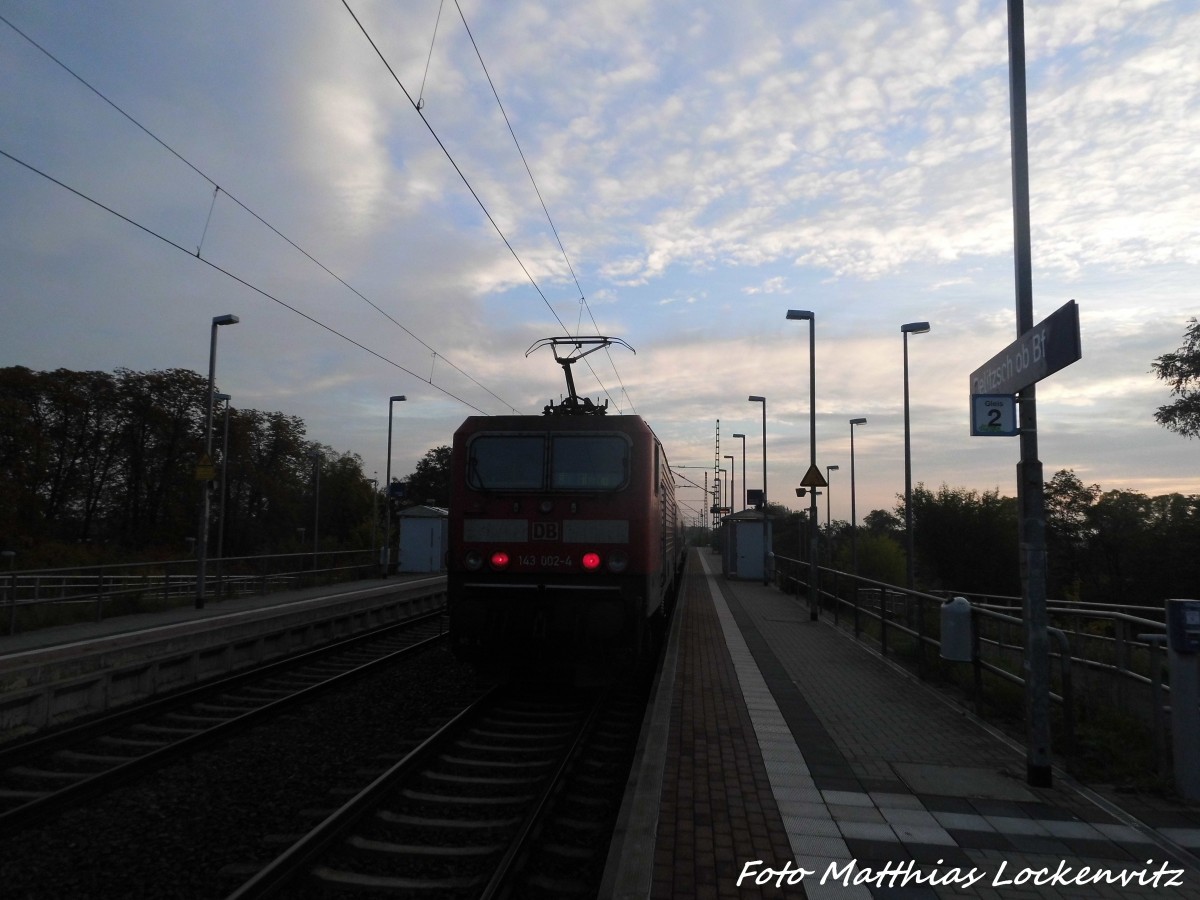 143 002 verl�sst den Bahnhof Delitzsch ob Bf in Richtung Eilenburg am 22.10.15