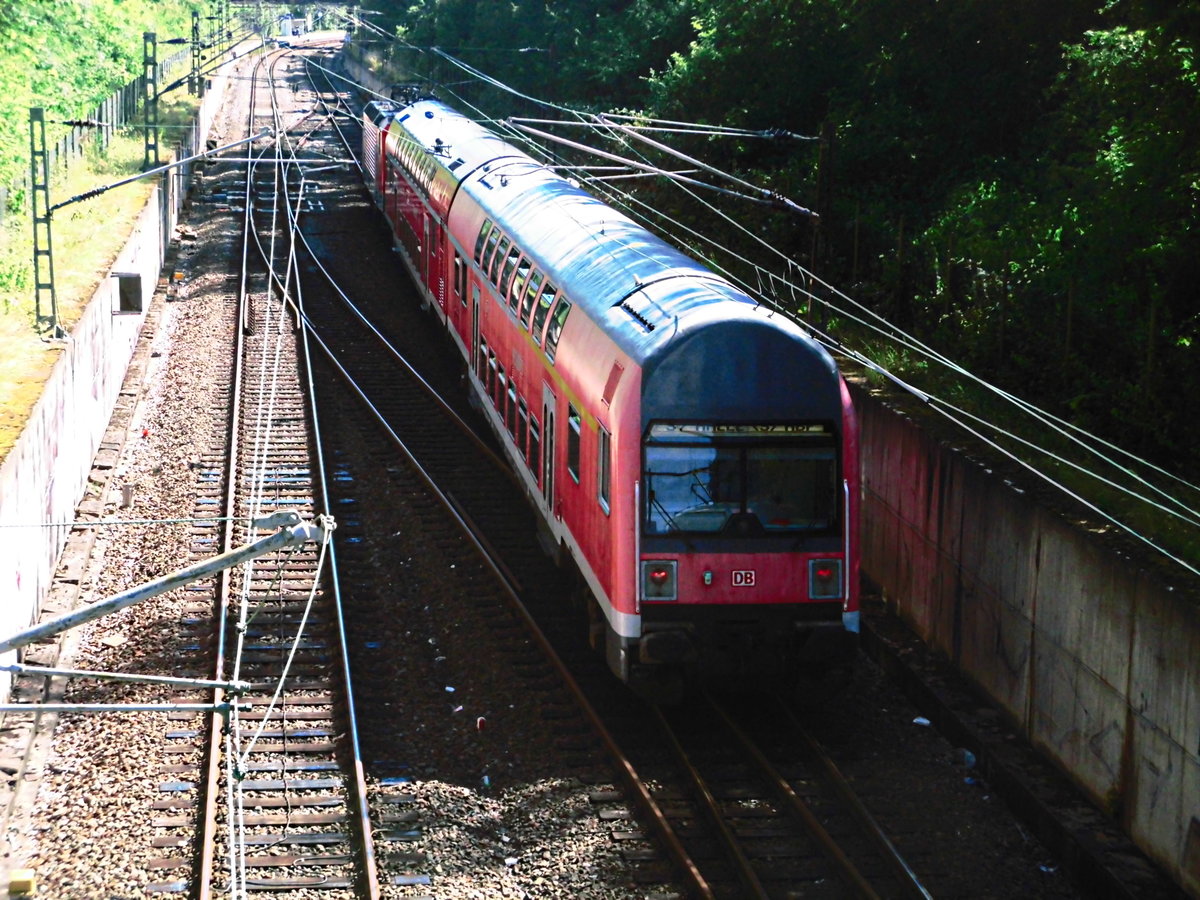 143 034 mit ihrer S7 zwischen Halle-Neustadt und Zscherbener Stra�e am 24.6.17