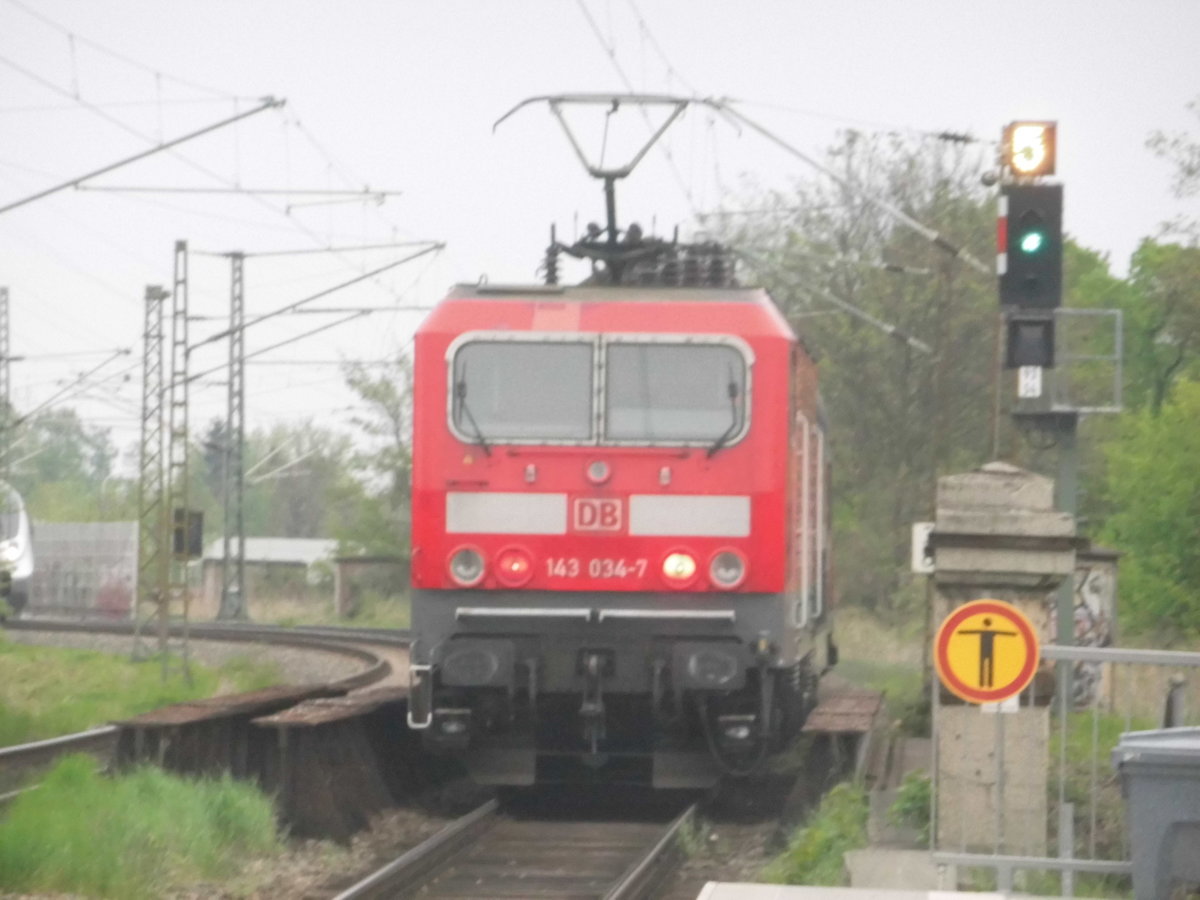 143 034 unterwegs nach Halle (Saale) Hbf und l�sst Halle-Rosengarten hinter sich am 4.5.17